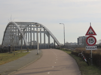 901422 Gezicht op de De Meernbrug vanaf de Dominee Abernathylaan (fietspad) te Utrecht. Met rechts waarschuwingsborden ...